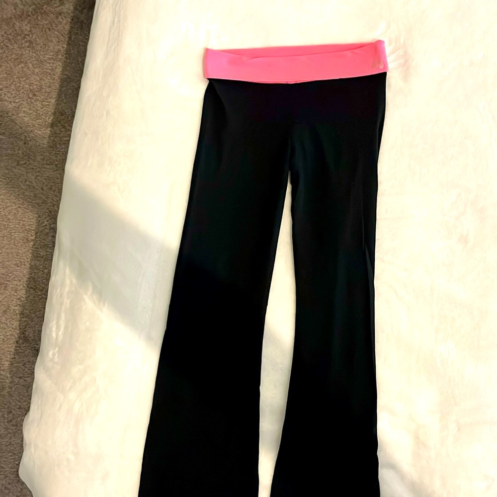 Size Medium Women’s Victoria Secret flare yoga pants